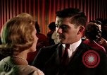 Standbild Paare tanzen und trinken während der sexuellen Revolution United States USA, 1964, aus Sekunde 42 historischem Filmmaterial Videoclip 65675029108