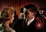 Standbild Paare tanzen und trinken während der sexuellen Revolution United States USA, 1964, aus Sekunde 43 historischem Filmmaterial Videoclip 65675029108