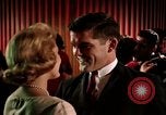 Standbild Paare tanzen und trinken während der sexuellen Revolution United States USA, 1964, aus Sekunde 44 historischem Filmmaterial Videoclip 65675029108