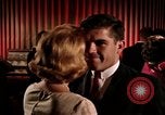 Standbild Paare tanzen und trinken während der sexuellen Revolution United States USA, 1964, aus Sekunde 46 historischem Filmmaterial Videoclip 65675029108