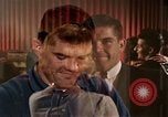 Standbild Paare tanzen und trinken während der sexuellen Revolution United States USA, 1964, aus Sekunde 47 historischem Filmmaterial Videoclip 65675029108