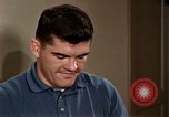 Standbild Paare tanzen und trinken während der sexuellen Revolution United States USA, 1964, aus Sekunde 48 historischem Filmmaterial Videoclip 65675029108