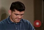 Standbild Paare tanzen und trinken während der sexuellen Revolution United States USA, 1964, aus Sekunde 49 historischem Filmmaterial Videoclip 65675029108