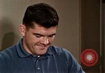 Standbild Paare tanzen und trinken während der sexuellen Revolution United States USA, 1964, aus Sekunde 50 historischem Filmmaterial Videoclip 65675029108