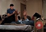 Standbild Paare tanzen und trinken während der sexuellen Revolution United States USA, 1964, aus Sekunde 53 historischem Filmmaterial Videoclip 65675029108