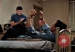 Standbild Paare tanzen und trinken während der sexuellen Revolution United States USA, 1964, aus Sekunde 54 historischem Filmmaterial Videoclip 65675029108