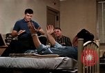 Standbild Paare tanzen und trinken während der sexuellen Revolution United States USA, 1964, aus Sekunde 55 historischem Filmmaterial Videoclip 65675029108