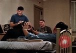 Standbild Paare tanzen und trinken während der sexuellen Revolution United States USA, 1964, aus Sekunde 56 historischem Filmmaterial Videoclip 65675029108