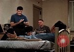 Standbild Paare tanzen und trinken während der sexuellen Revolution United States USA, 1964, aus Sekunde 57 historischem Filmmaterial Videoclip 65675029108