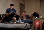 Standbild Paare tanzen und trinken während der sexuellen Revolution United States USA, 1964, aus Sekunde 58 historischem Filmmaterial Videoclip 65675029108