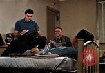 Standbild Paare tanzen und trinken während der sexuellen Revolution United States USA, 1964, aus Sekunde 59 historischem Filmmaterial Videoclip 65675029108