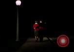 Immagine di Educazione sessuale film mostra le coppie dating e baciare United States USA, 1964, secondo 5 filmato di repertorio 65675029109