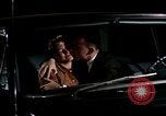 Immagine di Educazione sessuale film mostra le coppie dating e baciare United States USA, 1964, secondo 11 filmato di repertorio 65675029109