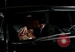 Immagine di Educazione sessuale film mostra le coppie dating e baciare United States USA, 1964, secondo 12 filmato di repertorio 65675029109