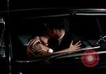 Immagine di Educazione sessuale film mostra le coppie dating e baciare United States USA, 1964, secondo 15 filmato di repertorio 65675029109