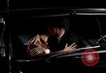 Immagine di Educazione sessuale film mostra le coppie dating e baciare United States USA, 1964, secondo 18 filmato di repertorio 65675029109
