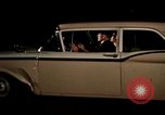 Immagine di Educazione sessuale film mostra le coppie dating e baciare United States USA, 1964, secondo 23 filmato di repertorio 65675029109