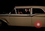 Immagine di Educazione sessuale film mostra le coppie dating e baciare United States USA, 1964, secondo 24 filmato di repertorio 65675029109