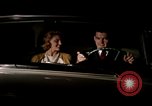 Immagine di Educazione sessuale film mostra le coppie dating e baciare United States USA, 1964, secondo 26 filmato di repertorio 65675029109