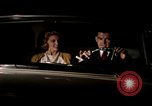 Immagine di Educazione sessuale film mostra le coppie dating e baciare United States USA, 1964, secondo 27 filmato di repertorio 65675029109