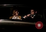 Immagine di Educazione sessuale film mostra le coppie dating e baciare United States USA, 1964, secondo 28 filmato di repertorio 65675029109