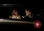 Immagine di Educazione sessuale film mostra le coppie dating e baciare United States USA, 1964, secondo 29 filmato di repertorio 65675029109