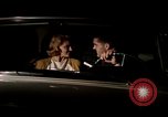 Immagine di Educazione sessuale film mostra le coppie dating e baciare United States USA, 1964, secondo 31 filmato di repertorio 65675029109