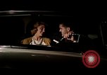 Immagine di Educazione sessuale film mostra le coppie dating e baciare United States USA, 1964, secondo 33 filmato di repertorio 65675029109