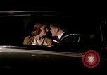 Immagine di Educazione sessuale film mostra le coppie dating e baciare United States USA, 1964, secondo 35 filmato di repertorio 65675029109