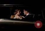 Immagine di Educazione sessuale film mostra le coppie dating e baciare United States USA, 1964, secondo 38 filmato di repertorio 65675029109