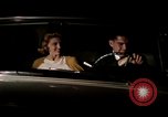 Immagine di Educazione sessuale film mostra le coppie dating e baciare United States USA, 1964, secondo 40 filmato di repertorio 65675029109