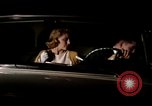 Immagine di Educazione sessuale film mostra le coppie dating e baciare United States USA, 1964, secondo 41 filmato di repertorio 65675029109