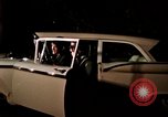 Immagine di Educazione sessuale film mostra le coppie dating e baciare United States USA, 1964, secondo 42 filmato di repertorio 65675029109