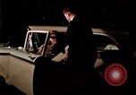 Immagine di Educazione sessuale film mostra le coppie dating e baciare United States USA, 1964, secondo 46 filmato di repertorio 65675029109