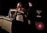 Immagine di Educazione sessuale film mostra le coppie dating e baciare United States USA, 1964, secondo 47 filmato di repertorio 65675029109