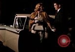 Immagine di Educazione sessuale film mostra le coppie dating e baciare United States USA, 1964, secondo 48 filmato di repertorio 65675029109
