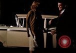 Immagine di Educazione sessuale film mostra le coppie dating e baciare United States USA, 1964, secondo 50 filmato di repertorio 65675029109