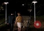 Immagine di Educazione sessuale film mostra le coppie dating e baciare United States USA, 1964, secondo 60 filmato di repertorio 65675029109