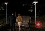 Immagine di Educazione sessuale film mostra le coppie dating e baciare United States USA, 1964, secondo 61 filmato di repertorio 65675029109