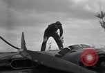 Standbild tanken P-61 Colomiers Frankreich, 1944, aus Sekunde 15 historischem Filmmaterial Videoclip 65675029126