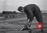 Standbild tanken P-61 Colomiers Frankreich, 1944, aus Sekunde 43 historischem Filmmaterial Videoclip 65675029126