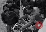 Immagine di Razione di uova e arance Colomiers Francia, 1944, secondo 4 filmato di repertorio 65675029129