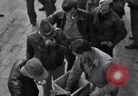 Immagine di Razione di uova e arance Colomiers Francia, 1944, secondo 15 filmato di repertorio 65675029129