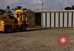 Standbild Gabelstapler Saigon Vietnam, 1967, aus Sekunde 42 historischem Filmmaterial Videoclip 65675029136