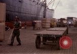 Standbild entladen liefert Saigon Vietnam, 1967, aus Sekunde 19 historischem Filmmaterial Videoclip 65675029141