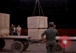 Standbild entladen liefert Saigon Vietnam, 1967, aus Sekunde 28 historischem Filmmaterial Videoclip 65675029141
