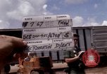 Immagine di Carico-scarico dei materiali di consumo Saigon Vietnam, 1967, secondo 3 filmato di repertorio 65675029144