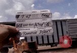 Immagine di Carico-scarico dei materiali di consumo Saigon Vietnam, 1967, secondo 5 filmato di repertorio 65675029144