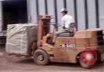 Immagine di Carico-scarico dei materiali di consumo Saigon Vietnam, 1967, secondo 6 filmato di repertorio 65675029144