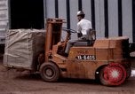 Immagine di Carico-scarico dei materiali di consumo Saigon Vietnam, 1967, secondo 7 filmato di repertorio 65675029144